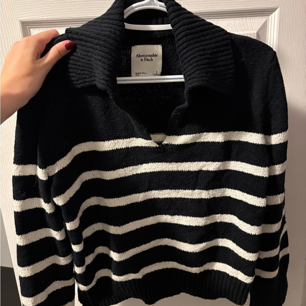Abercrombie & Fitch Black and Cream Striped Notch Neck Sweater